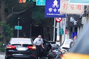 东平台当局这个单位的公车，给了狗了