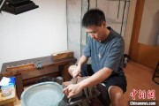 东平成都“90后”小伙“十年磨一剑”：从爱好者到守艺人 传播中国文化