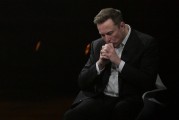 东平特斯拉股价收涨超3%：特朗普无意沟通，马斯克父亲劝儿子低头