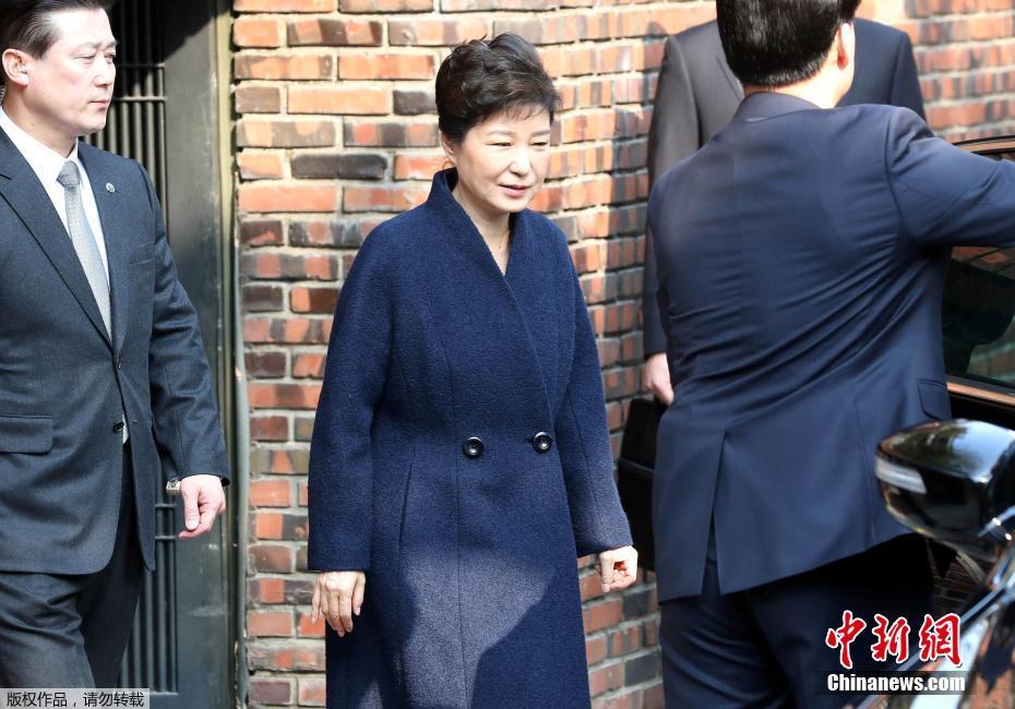 当地时间3月21日，韩国检察厅特别调查本部于21日(🗡)上(🏂)午9时30分传唤前总统朴槿惠，对她受贿、滥用职权等嫌疑进行调查，朴槿惠将成为(🌇)韩国宪政(🈴)史上第四位被检方传讯的总统。图为朴槿惠在安保人员的保护下离开居住地。
